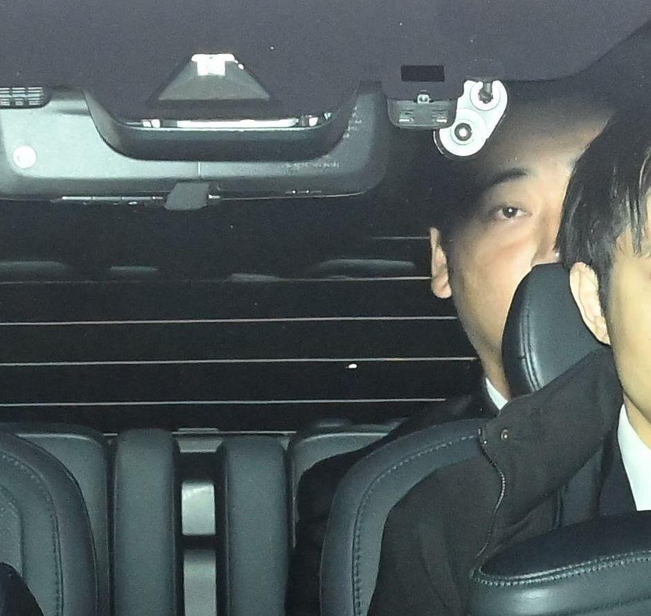 車の後部シートに乗り裁判所へ入る斉籐慎二被告（手前から２人目）