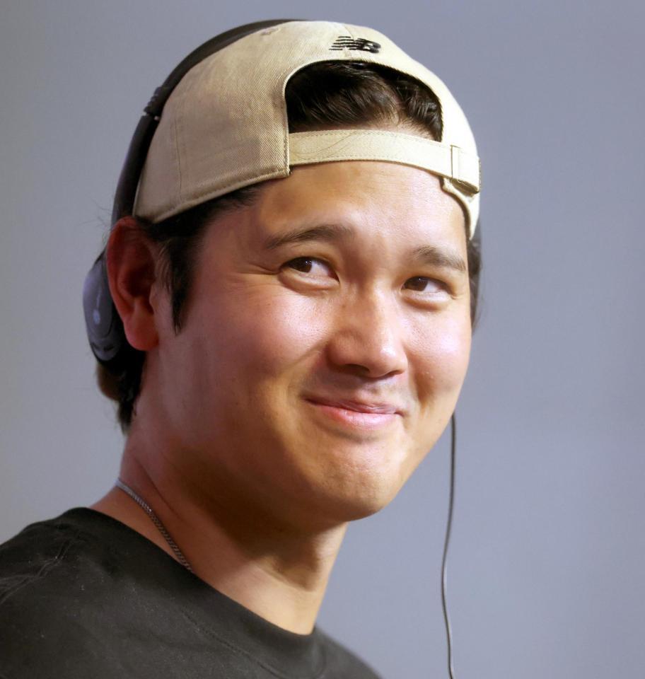 記者会見で笑顔を見せる大谷