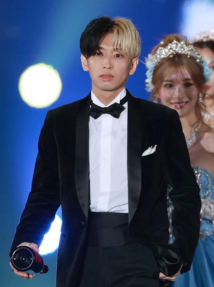 ランウェイに登場したヒカル＝２２年３月