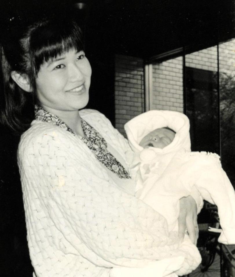 第二子を出産して退院。二男・隼人君をお披露目する薬丸裕英夫人の石川秀美さん＝１９９３年４月２６日