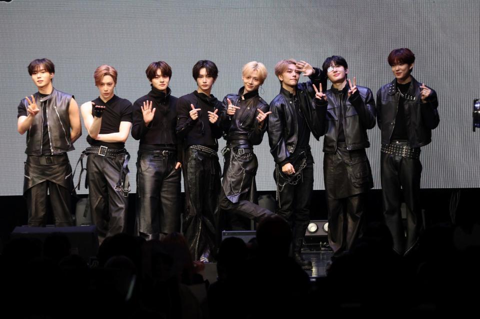 会場を盛り上げたＡＬＰＨＡ　ＤＲＩＶＥ　ＯＮＥの（左から）ＪＵＮＳＥＯ、ＡＲＮＯ、ＬＥＯ、ＡＮＸＩＮ、ＳＡＮＧＷＯＮ、ＸＩＮＬＯＮＧ、ＳＡＮＧＨＹＥＯＮ、ＧＥＯＮＷＯＯ（撮影・金田祐二）