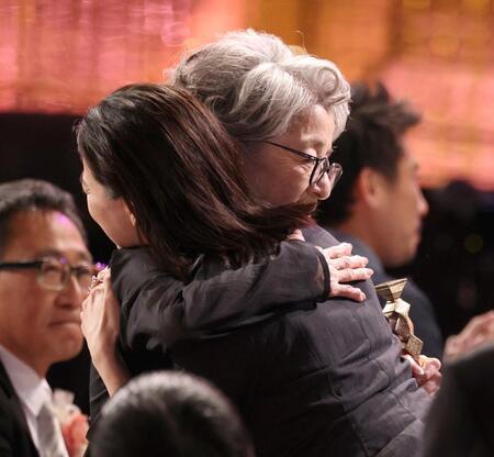 最優秀主演女優賞を受賞し、蒼井優（右）と抱き合う倍賞千恵子（撮影・石井剣太郎）