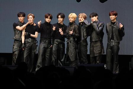 会場を盛り上げたＡＬＰＨＡ　ＤＲＩＶＥ　ＯＮＥの（左から）ＪＵＮＳＥＯ、ＡＲＮＯ、ＬＥＯ、ＡＮＸＩＮ、ＳＡＮＧＷＯＮ、ＸＩＮＬＯＮＧ、ＳＡＮＧＨＹＥＯＮ、ＧＥＯＮＷＯＯ（撮影・金田祐二）