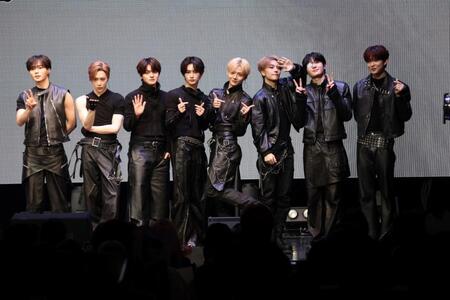 会場を盛り上げたＡＬＰＨＡ　ＤＲＩＶＥ　ＯＮＥの（左から）ＪＵＮＳＥＯ、ＡＲＮＯ、ＬＥＯ、ＡＮＸＩＮ、ＳＡＮＧＷＯＮ、ＸＩＮＬＯＮＧ、ＳＡＮＧＨＹＥＯＮ、ＧＥＯＮＷＯＯ（撮影・金田祐二）