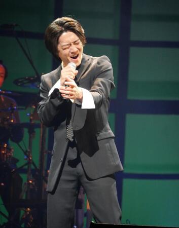 新曲を熱唱する真田ナオキ