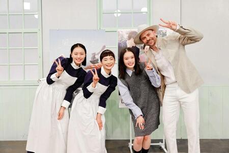 　朝ドラバトンタッチセレモニーに参加した（左から）上坂樹里、見上愛、高石あかり、トミー・バストウ