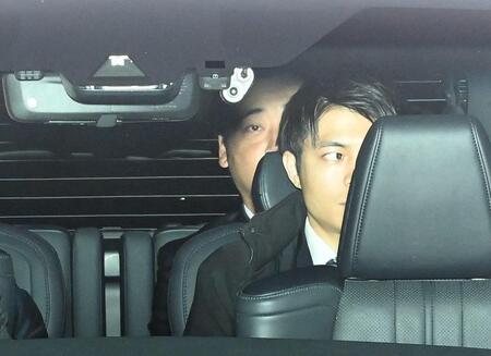 車の後部シートに乗り裁判所へ入る斉藤慎二被告（手前から２人目）