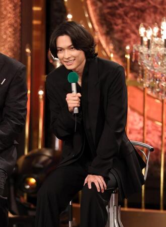 最優秀助演男優賞発表のステージで笑顔で話す松村北斗（撮影・石井剣太郎）