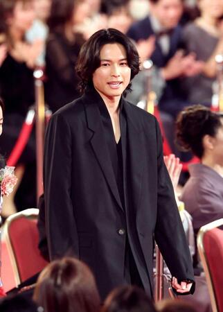 　レッドカーペットを歩く松村北斗