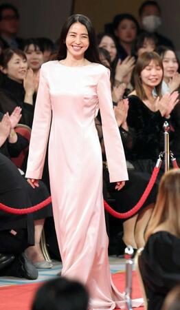 　レッドカーペットを歩く長澤まさみ