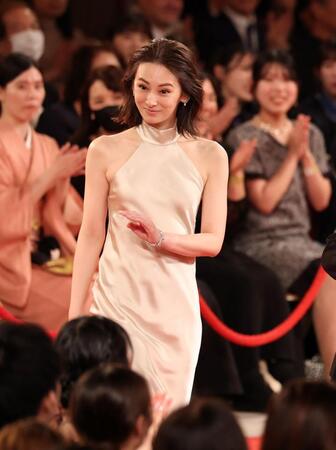 レッドカーペットを歩く北川景子（撮影・石井剣太郎）