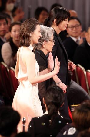レッドカーペットを歩く（左から）北川景子、倍賞千恵子、松たか子（撮影・石井剣太郎）