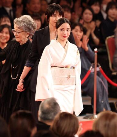 レッドカーペットを歩く（右から）広瀬すず、松たか子、倍賞千恵子（撮影・石井剣太郎）