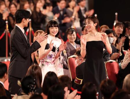 レッドカーペットを歩く（左から）松谷鷹也、見上愛、森田望智（撮影・石井剣太郎）