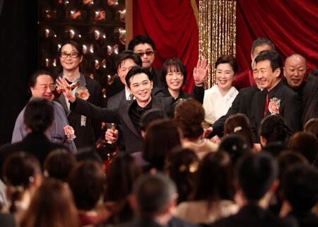 最優秀作品賞を受賞し観客に手を振る吉沢亮（中央）と「国宝」の関係者（撮影・石井剣太郎）