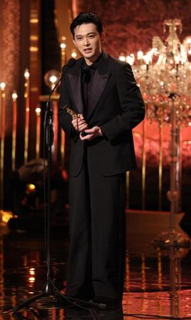 最優秀主演男優賞を受賞し、スピーチする吉沢亮（撮影・石井剣太郎）