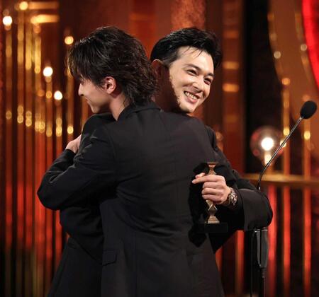 最優秀主演男優賞を受賞してプレゼンターの横浜流星（左）と抱き合う吉沢亮（撮影・石井剣太郎）