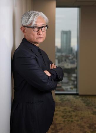 ポーズをとる堤幸彦氏（撮影・石井剣太郎）