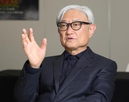 取材に応じる堤幸彦氏（撮影・石井剣太郎）