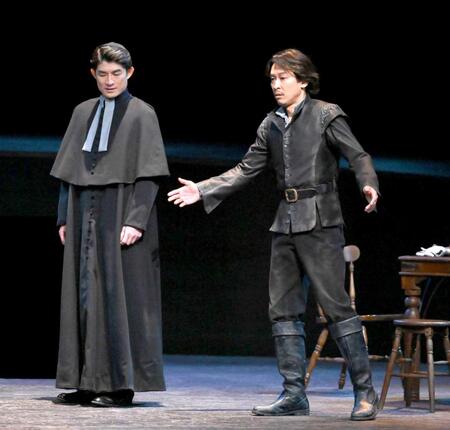 　熱演する松崎祐介（左）と坂本昌行