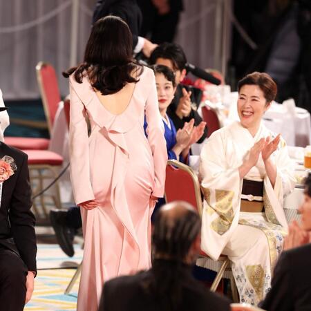 入場する優秀主演女優賞を受賞した長澤まさみ（左）＝撮影・石井剣太郎