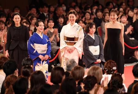 レッドカーペットを歩く優秀助演女優賞を受賞した（左から）蒼井優、高畑充希、寺島しのぶ、森七菜、森田望智（撮影・石井剣太郎）