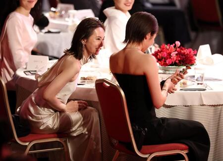 最優秀助演女優賞を受賞した森田望智（右）に声をかける北川景子（撮影・石井剣太郎）