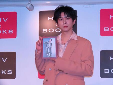 カレンダー発売記念イベントを行ったＹＵ