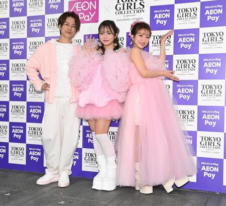 念願の親子揃ってのランウェイを前にポーズを決める（左から）杉浦太陽、希空、辻希美（撮影・開出牧）