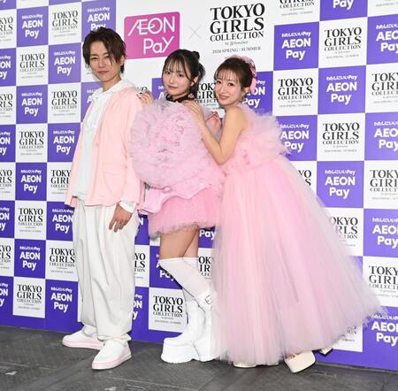 念願の親子揃ってのランウェイを前にポーズを決める（左）杉浦太陽、希空、辻希美（撮影・開出牧）