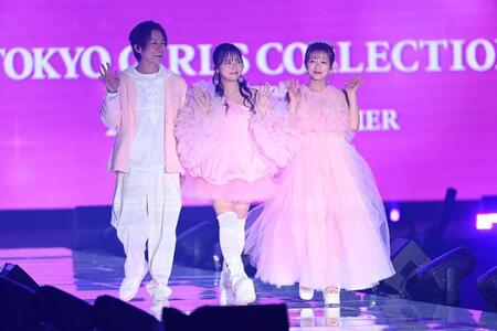 念願の親子揃ってランウェイを歩く（左から）杉浦太陽、希空、辻希美（撮影・開出牧）