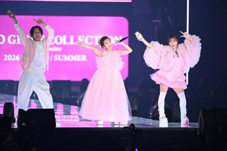 親子揃ってランウェイでダンスを披露する（左から）杉浦太陽、辻希美、希空（撮影・開出牧）