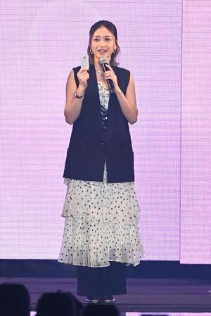 タニティドレスで登場した池田美優（撮影・開出牧）