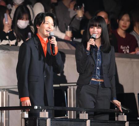 東京ガールズコレクションに登場した中村倫也（左）と池田エライザ（撮影・堀内翔）