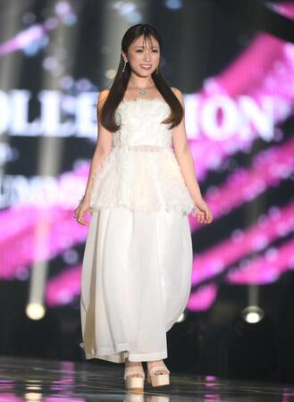 ランウェイを歩く矢吹奈子（撮影・堀内翔）