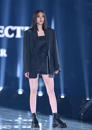 ランウェイでポーズを決める茅島みずき（撮影・開出牧）