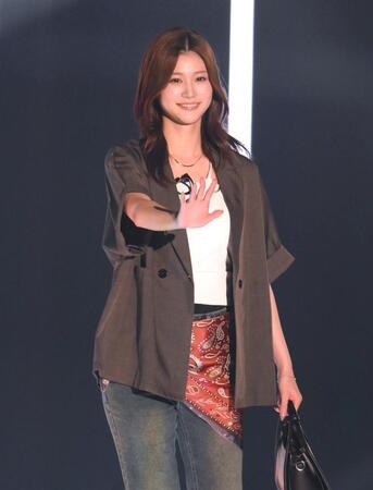 ランウェイから手を振る生見愛瑠（撮影・堀内翔）