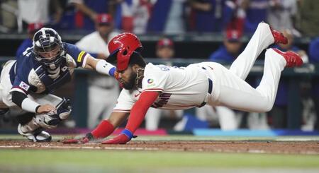 　韓国戦の２回、ドミニカ共和国のカミネロが二塁打を放ち生還する一走ゲレロ