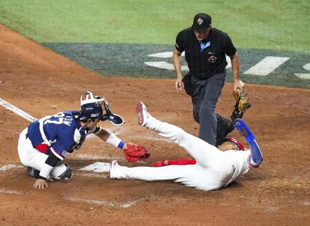 　韓国戦の３回、ドミニカ共和国のゲレロが二塁打を放ち生還する一走Ｊ・ソト