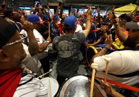 試合中、コンコースで盛り上がるドミニカ共和国ファン（撮影・伊藤笙子）