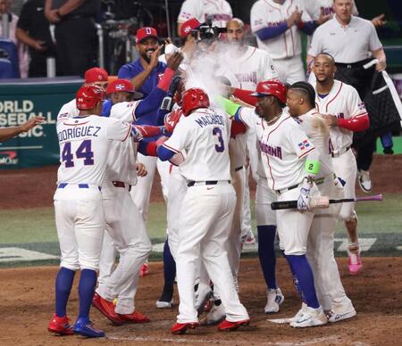 ７回、コールド勝ちを決める３ランを放ったウェルズを迎えるドミニカナイン（撮影・伊藤笙子）