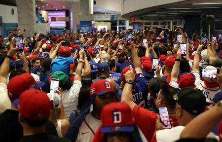準決勝進出を決め、コンコースで盛り上がるドミニカ共和国ファン（撮影・伊藤笙子）