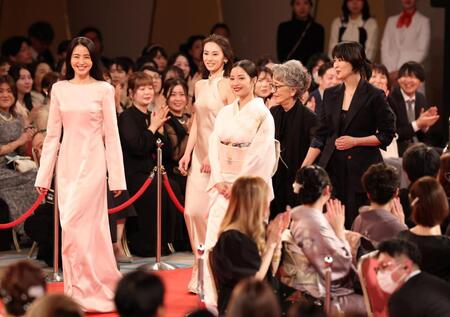 レッドカーペットを歩く（左から）長澤まさみ、北川景子、広瀬すず、倍賞千恵子、松たか子（撮影・石井剣太郎）