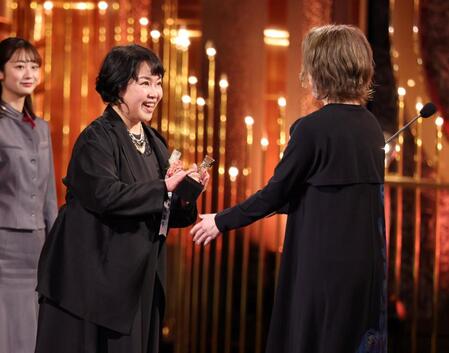 「国宝」が最優秀脚本賞を受賞し笑顔を見せる奥寺佐渡子氏（左）＝撮影・石井剣太郎