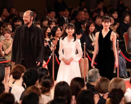 レッドカーペットを歩く（左から）河内大和、白山乃愛、中島瑠菜＝１３日、東京都港区のグランドプリンスホテル新高輪（撮影・石井剣太郎）