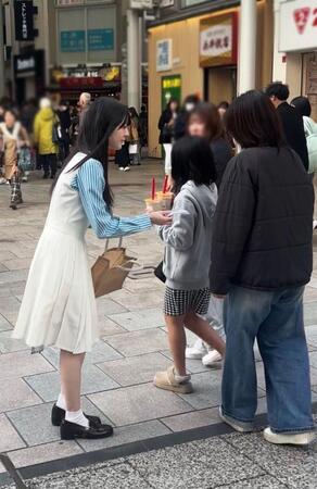 ティッシュ配りをするＳＴＵ４８のメンバー©ＳＴＵ