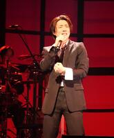 ステージで新曲を熱唱する真田ナオキ