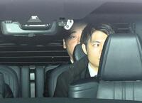 車の後部シートに乗り裁判所へ入る斉藤慎二被告（手前から２人目）