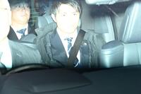 初公判を終え車で引き揚げる斉藤慎二被告（左後方）