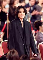 　レッドカーペットを歩く松村北斗